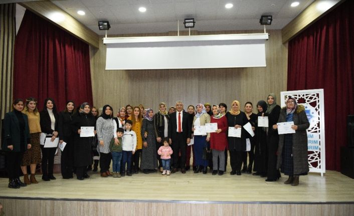 Kadın kursiyerlere sertifikaları törenle verildi