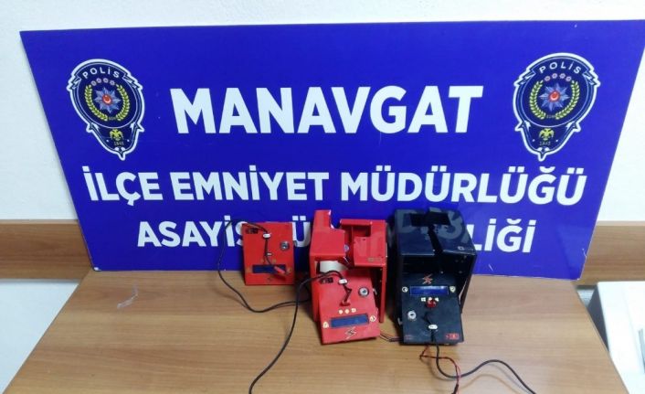 Kafenin bahşiş kutusu ile şarj cihazlarını çalan çocuk tutuklandı