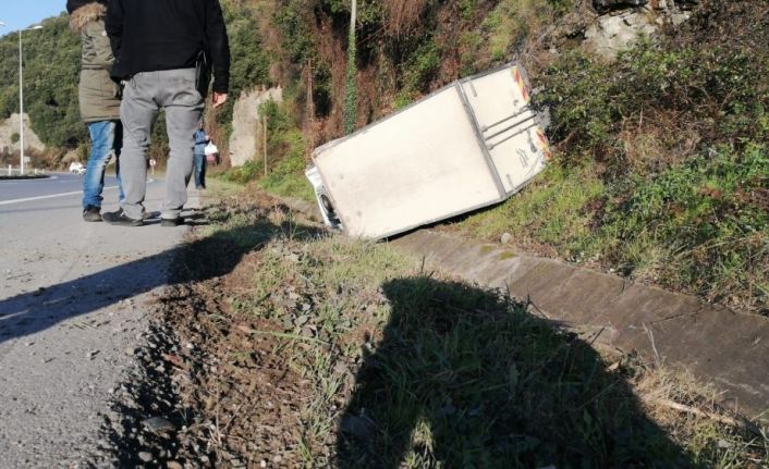 Kamyonet yoldan çıkıp su kanalına devrildi