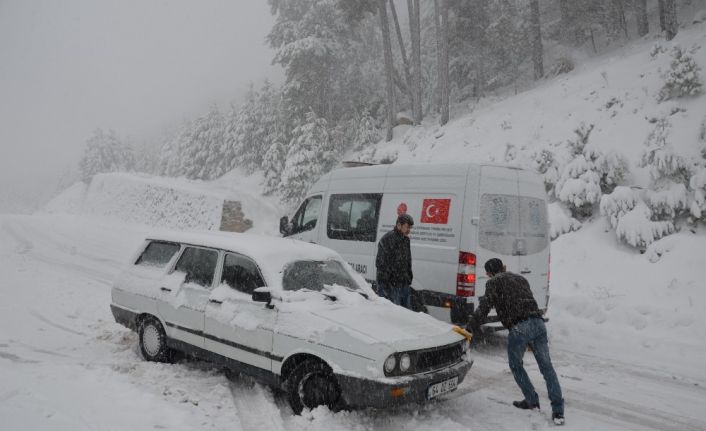 Kar nedeniyle yolda kalan araçlar kurtarıldı