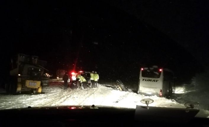 Kar temizliği yapan greydere çarpan otobüs yoldan çıktı: 17 yaralı