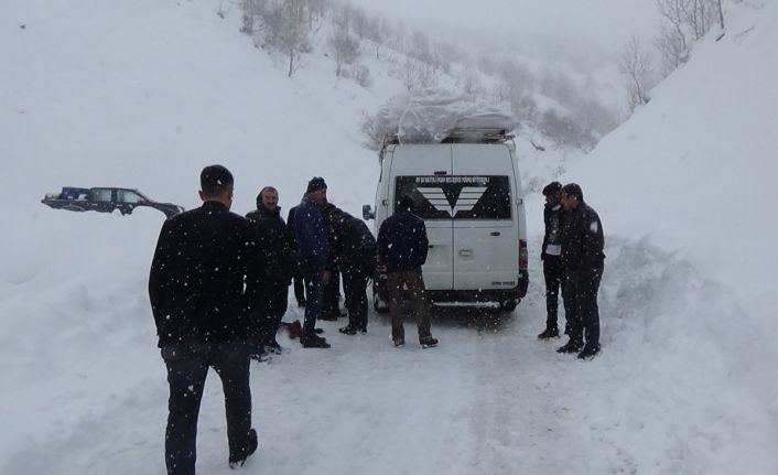 Kar ve tipide mahsur kalan 20 kişi kurtarıldı