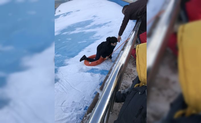 Karaman’da düştüğü suni göletten çıkamayan çocuğu AFAD kurtardı