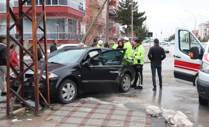 Karaman’da otomobille hafif ticari araç çarpıştı: 1 yaralı