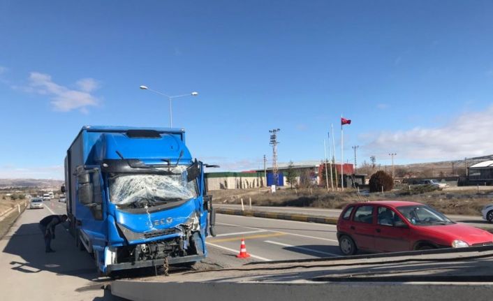 Kargo kamyonu ile tanker çarpıştı: 1 yaralı