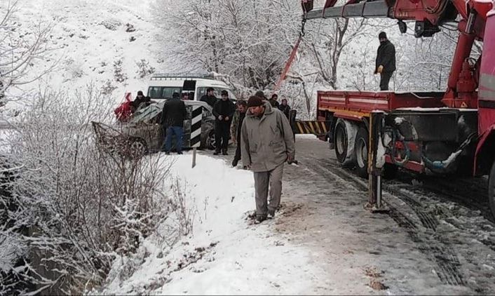 Karlı yolda faciadan dönüldü: 3 yaralı