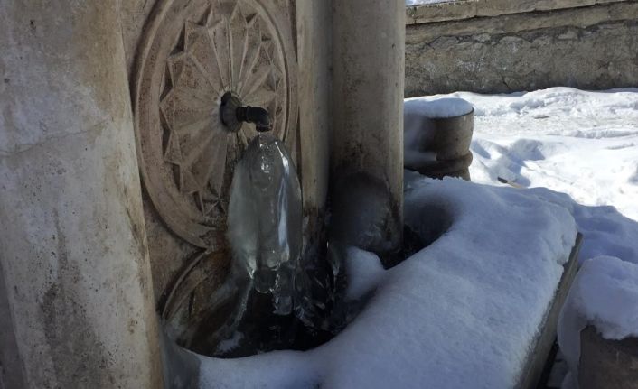 Karlıova’da soğuk hava etkili oldu