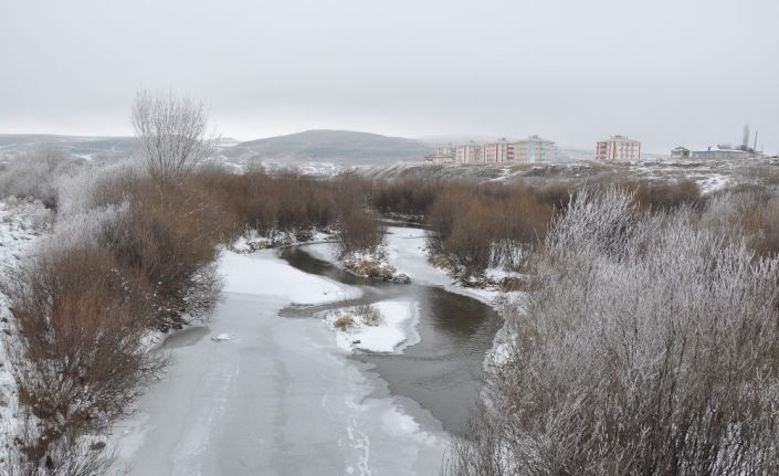 Kars eksi 11’i gördü, Kars Çayı donmaya başladı