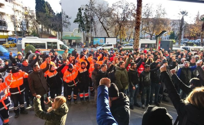 Karşıyaka Belediyesinde işçiler maaşları için eylemde