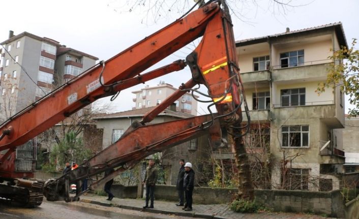 Kartal’da metruk yapıların yıkımı devam ediyor