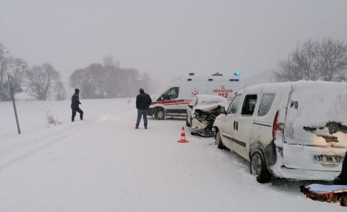 Kastamonu’da iki ticari araç kafa kafaya çarpıştı: 9 yaralı