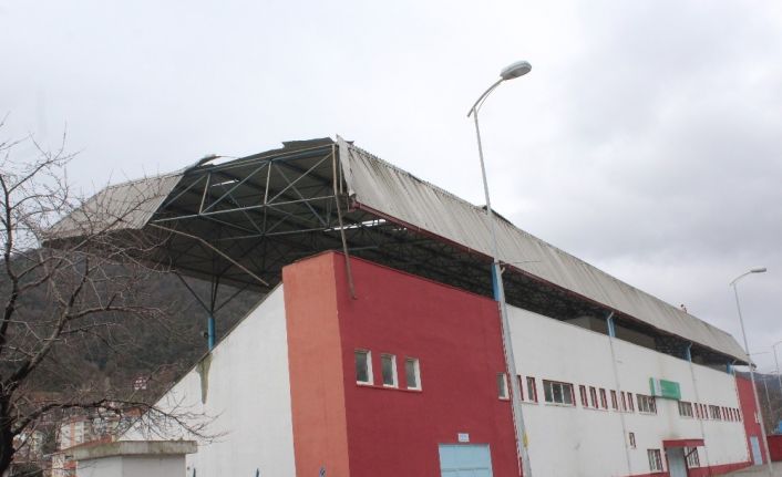 Kastamonu’da şiddetli fırtına stadyumun çatısını uçurdu