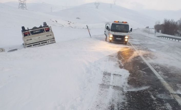 Kaygan yolda devrilen kamyonet ters döndü: 1 yaralı