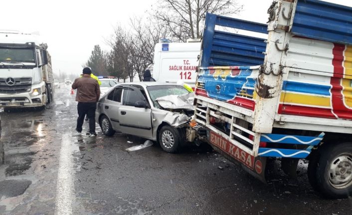 Kayganlaşan zemin kazaya neden oldu: 2 yaralı