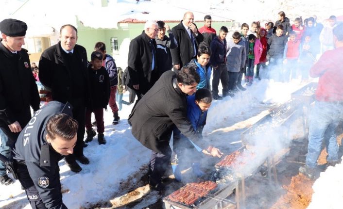 Kaymakamdan öğrencilere sucuk ekmek