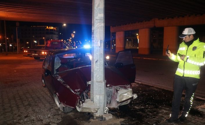 Kaza yapan sürücü ve yolcular aracı bırakıp kaçtı