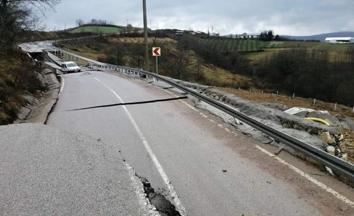 Kocaeli’de aşırı yağışlar nedeniyle yol çöktü