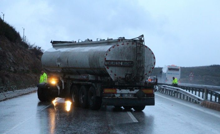 Kontrolden çıkan tanker bariyerlere çarptı