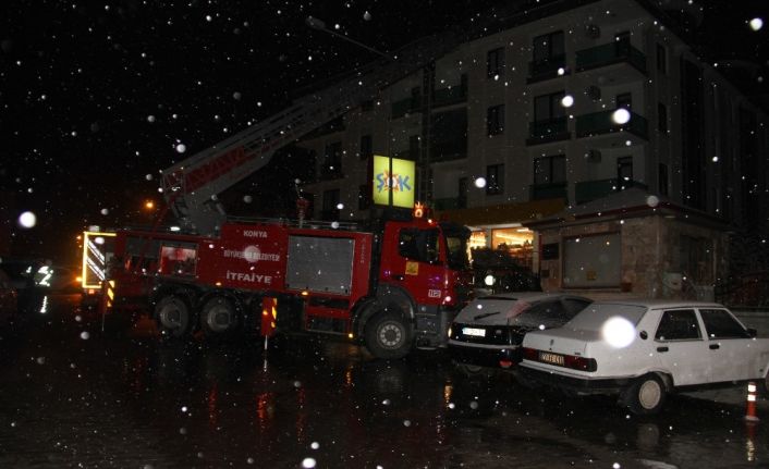 Konya’da 4 katlı bir binanın çatısında yangın