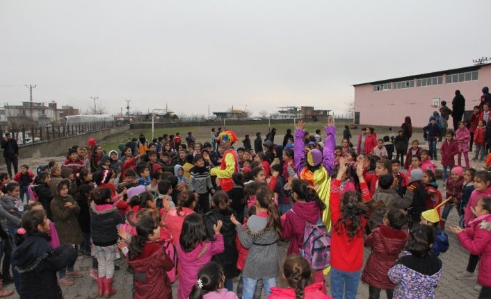 Köy okullarındaki çocukları unutmadılar