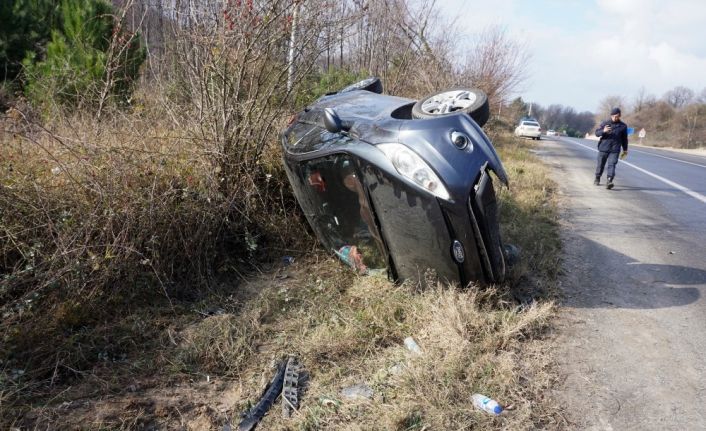 Lastiği patlayan otomobil şarampole yuvarlandı: 2 yaralı