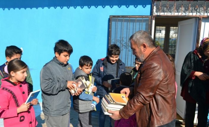 Maaşını hayır işlerinde harcıyor