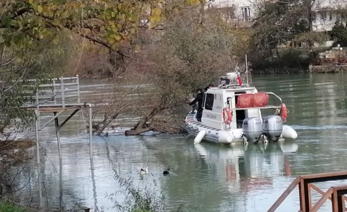 Manavgat Irmağı’nda ağaca takılı erkek cesedi bulundu