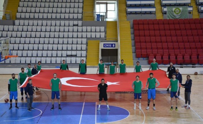 Manisa BBSK’lı sporculardan Yunan vekile bayraklı tepki