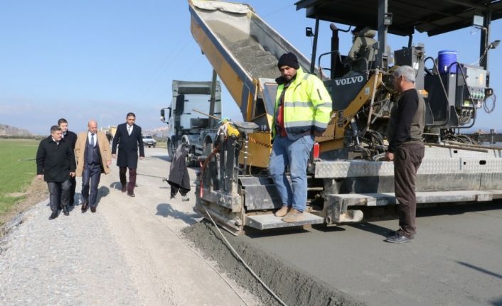 Manisa’da kışa rağmen yol yapım çalışmalarına devam ediyor