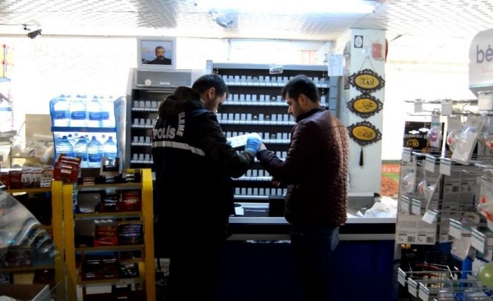 Markete giren hırsızlar sadaka kutusuna kadar çaldı