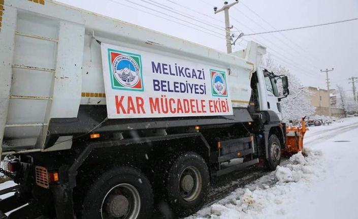 Melikgazi’de kar temizleme çalışmaları devam ediyor