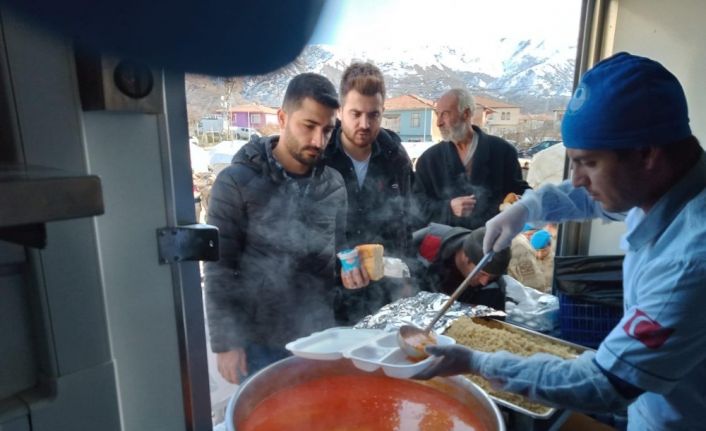 Mersin Büyükşehir Belediyesi ekipleri, depremin yaralarını sarıyor