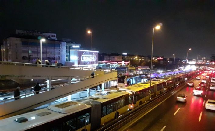 Metrobüs arıza yaptı, uzun kuyruklar oluştu