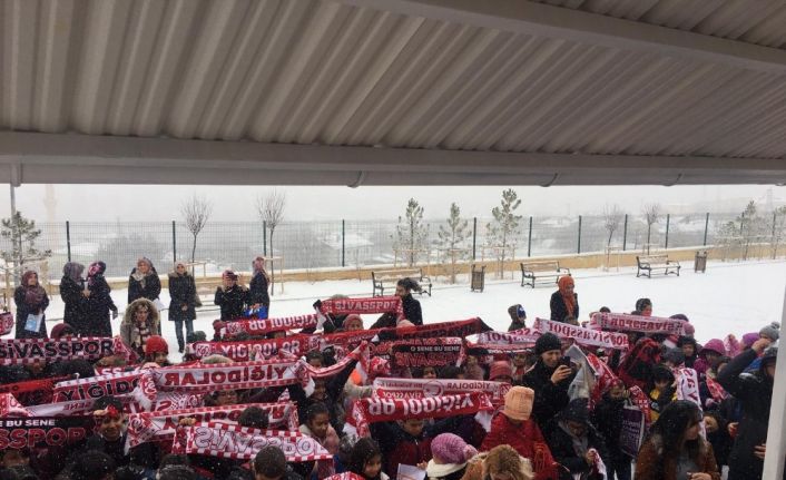 Muhtar öğrencilere karna hediyesi olarak Sivasspor atkısı hediye etti