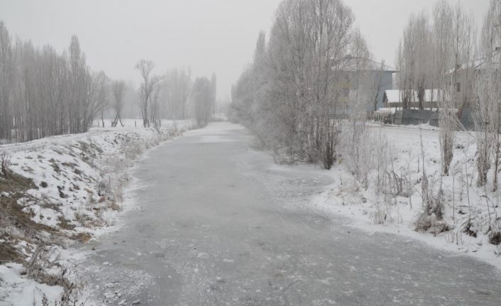 Muş’ta Karasu Nehri dondu