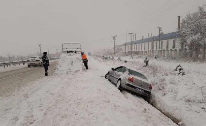 Otomobil su kanalına düştü: 1 yaralı