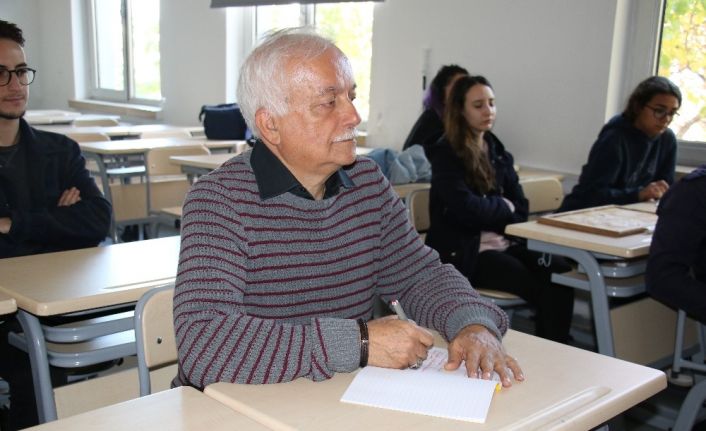 Emekli hakim, çocukluk hayali için ikinci üniversitesini okuyor