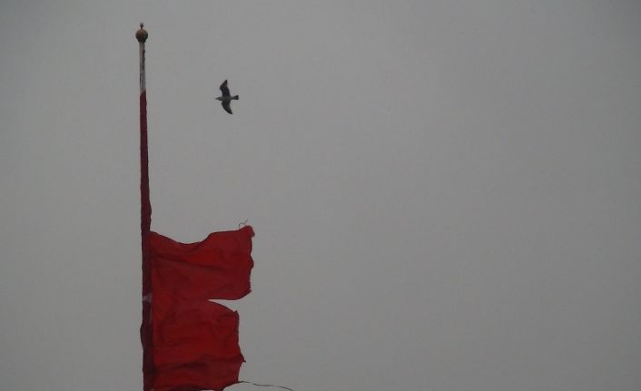 (Özel) Taksim’de yırtılan dev Türk bayrağı değiştirildi