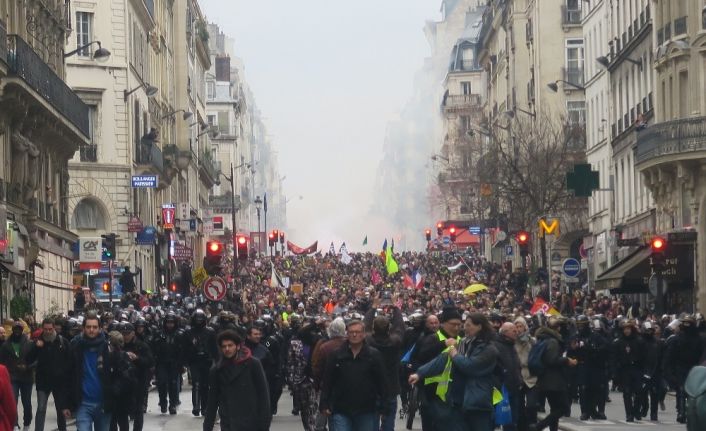 Paris’te emeklilik reformu karşıtı gösteri