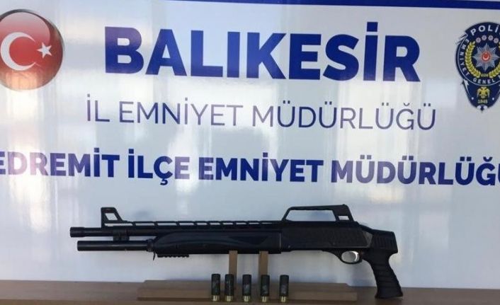 Polis Balıkesir’de 15 silah ele geçirdi