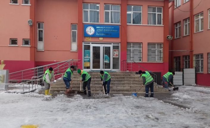 Pursaklara yağan kar hayatı felç edemedi