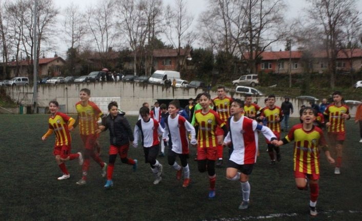 Rakip oyuncuları teselli ettiler, tribünlere koştular