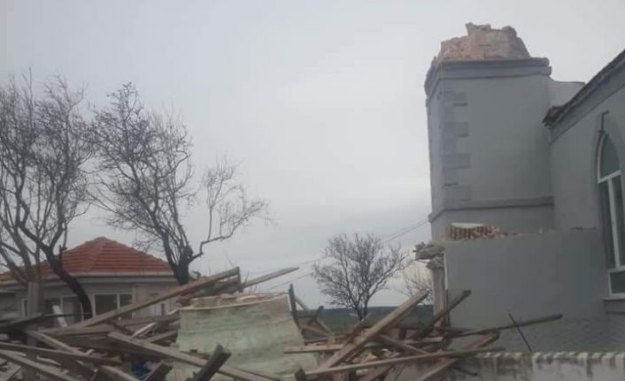 Rüzgar nedeniyle caminin minaresi yıkıldı