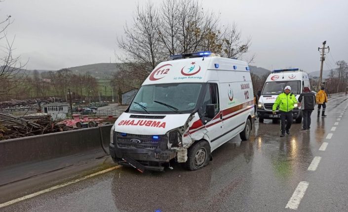 Samsun’da ambulans ile otomobil çarpıştı: 4 yaralı