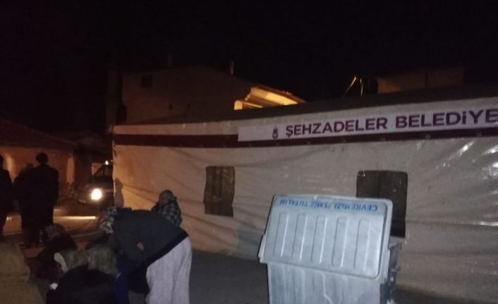 Şehzadeler Belediyesinden deprem bölgesine çadır desteği