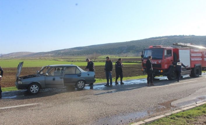 Seyir halindeki aracın motoru yandı