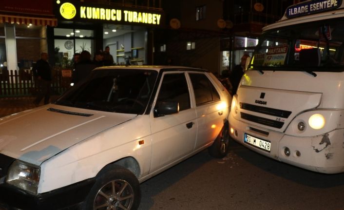 Seyir halindeki dolmuş şoförünün kafasına tabanca kabzasıyla vurdu