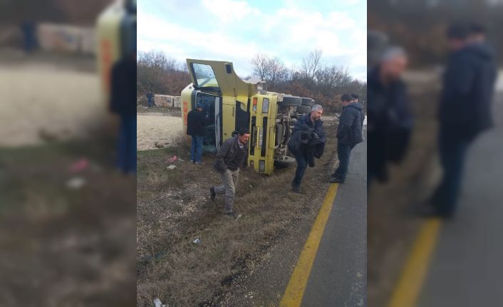 Seyir halindeki kamyon devrildi; sürücü yaralandı