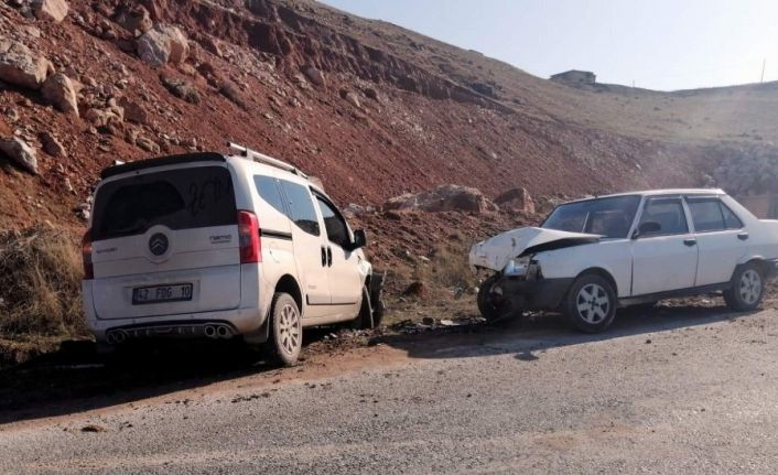 Siirt’te iki araç kafa kafaya çarpıştı: 5 yaralı