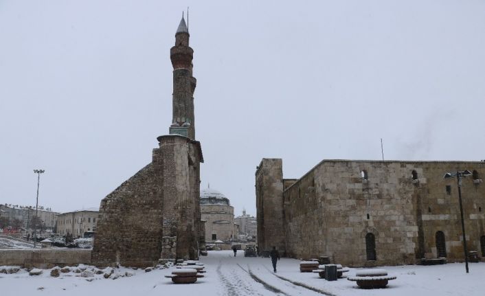 Sivas beyaza büründü, 662 köy yolu ulaşıma kapandı